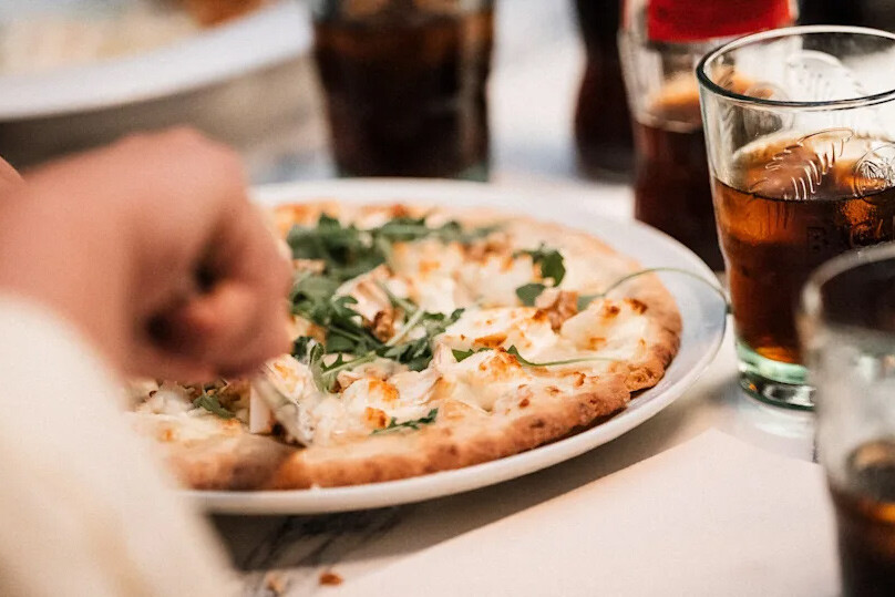 Bilde av pizzarett og drikkeglass med cola. Foto: Strawberry