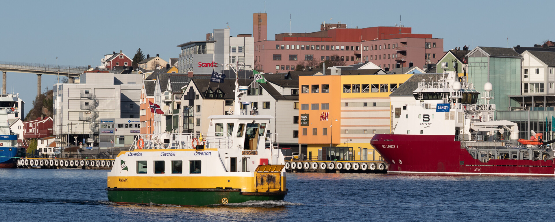 Bilde av sundbåten Angvik i rute på havna i Kristiansund. Foto: Steinar Melby.