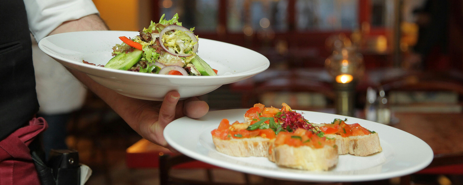 Illustrasjonsfoto med servering av mat på en restaurant. Pexels.com